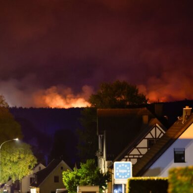 Der Kampf gegen die Flammenfront bereitet den Einsatzkräften große Mühe.
