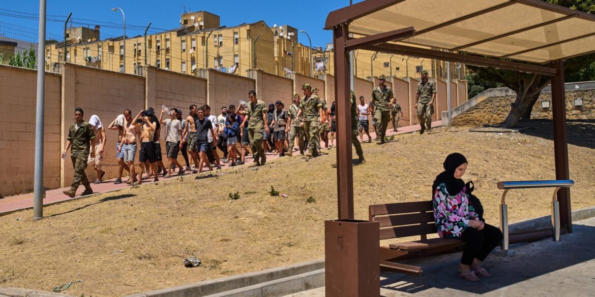 Der größte Teil der schätzungsweise 50.000 bis 60.000 Migranten ist nach Angaben der spanischen Regierung nach Marokko zurückgekehrt.