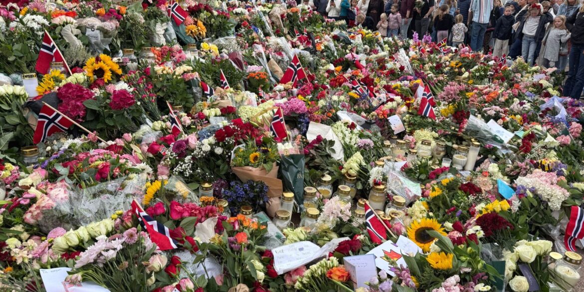Ein Blumenmeer säumt den Schlossplatz in Oslo nach dem Tod des norwegischen Monarchen.