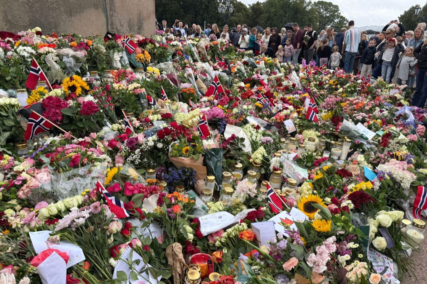 Ein Blumenmeer säumt den Schlossplatz in Oslo nach dem Tod des norwegischen Monarchen.