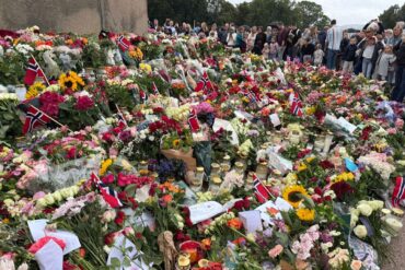 Ein Blumenmeer säumt den Schlossplatz in Oslo nach dem Tod des norwegischen Monarchen.
