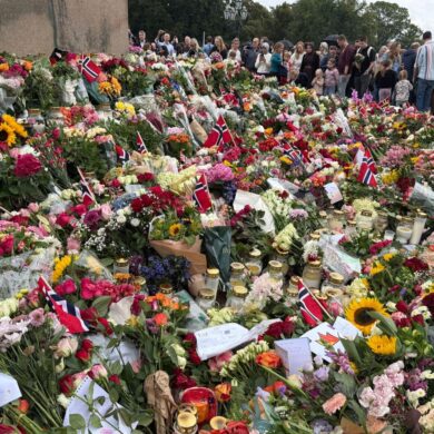 Ein Blumenmeer säumt den Schlossplatz in Oslo nach dem Tod des norwegischen Monarchen.