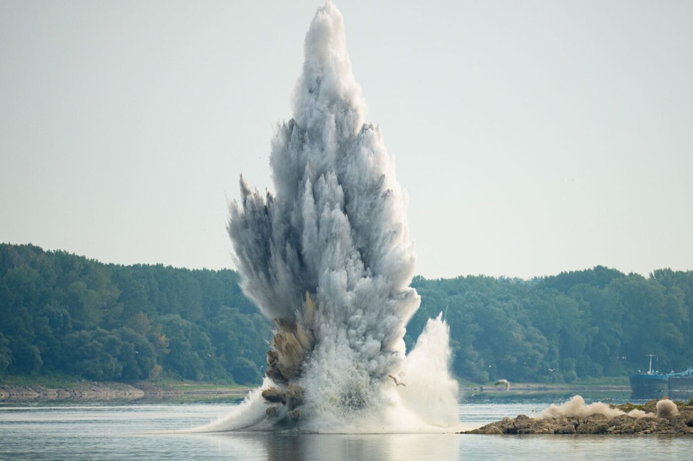 Mit Bums gegen Niedrigwasser: In der Donau in Rumänien werden Felsen gesprengt, um die Wasserzufuhr zu einem Kernkraftwerk zu sichern.