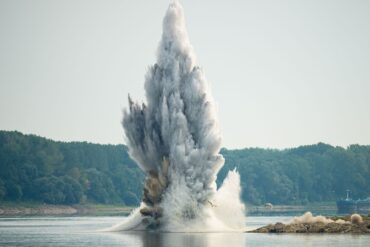 Mit Bums gegen Niedrigwasser: In der Donau in Rumänien werden Felsen gesprengt, um die Wasserzufuhr zu einem Kernkraftwerk zu sichern.