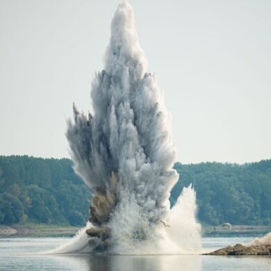 Mit Bums gegen Niedrigwasser: In der Donau in Rumänien werden Felsen gesprengt, um die Wasserzufuhr zu einem Kernkraftwerk zu sichern.
