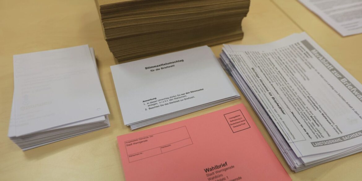 Vor dem Versand an die Bürger: Briefwahlunterlagen in Sachsen-Anhalt.