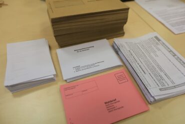 Vor dem Versand an die Bürger: Briefwahlunterlagen in Sachsen-Anhalt.