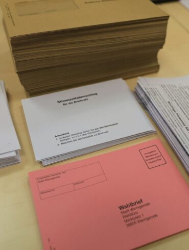Vor dem Versand an die Bürger: Briefwahlunterlagen in Sachsen-Anhalt.