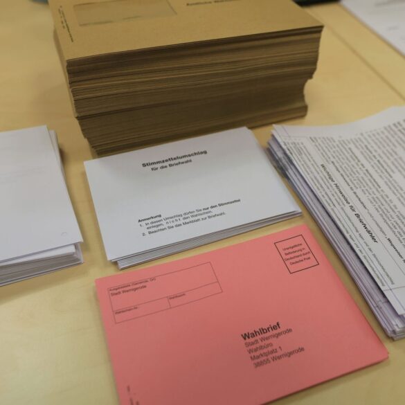 Vor dem Versand an die Bürger: Briefwahlunterlagen in Sachsen-Anhalt.