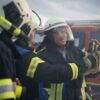 Bundesinnenminister Alexander Dobrindt (CSU) versucht sich als Feuerwehrmann.