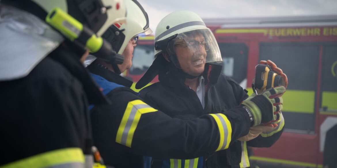Bundesinnenminister Alexander Dobrindt (CSU) versucht sich als Feuerwehrmann.