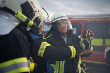 Bundesinnenminister Alexander Dobrindt (CSU) versucht sich als Feuerwehrmann.