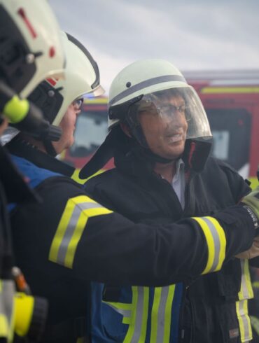 Bundesinnenminister Alexander Dobrindt (CSU) versucht sich als Feuerwehrmann.