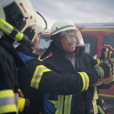 Bundesinnenminister Alexander Dobrindt (CSU) versucht sich als Feuerwehrmann.