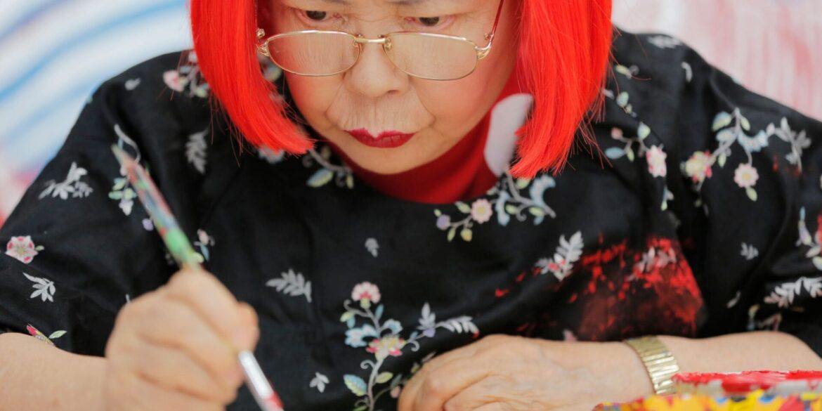 Die japanische Künstlerin Yayoi Kusama ist im Alter von 97 Jahren in Tokio gestorben. (Archivbild)