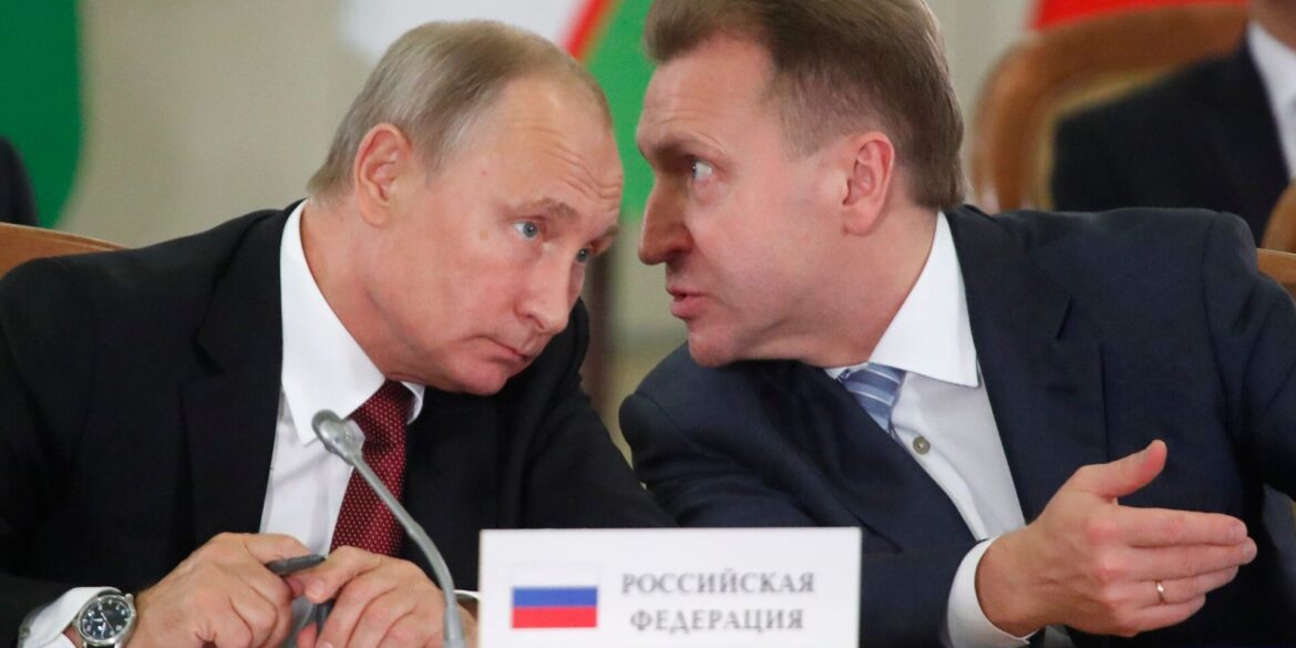 Der Chef der VEB.RU, Igor Schuwalow (r.), hat laut Medien seinen Chefvolkswirt Andrei Klepatsch entlassen, weil der eine Niederlage Russlands vorhergesagt hat. (Archivbild)