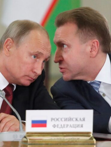 Der Chef der VEB.RU, Igor Schuwalow (r.), hat laut Medien seinen Chefvolkswirt Andrei Klepatsch entlassen, weil der eine Niederlage Russlands vorhergesagt hat. (Archivbild)