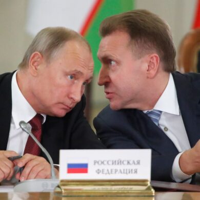 Der Chef der VEB.RU, Igor Schuwalow (r.), hat laut Medien seinen Chefvolkswirt Andrei Klepatsch entlassen, weil der eine Niederlage Russlands vorhergesagt hat. (Archivbild)
