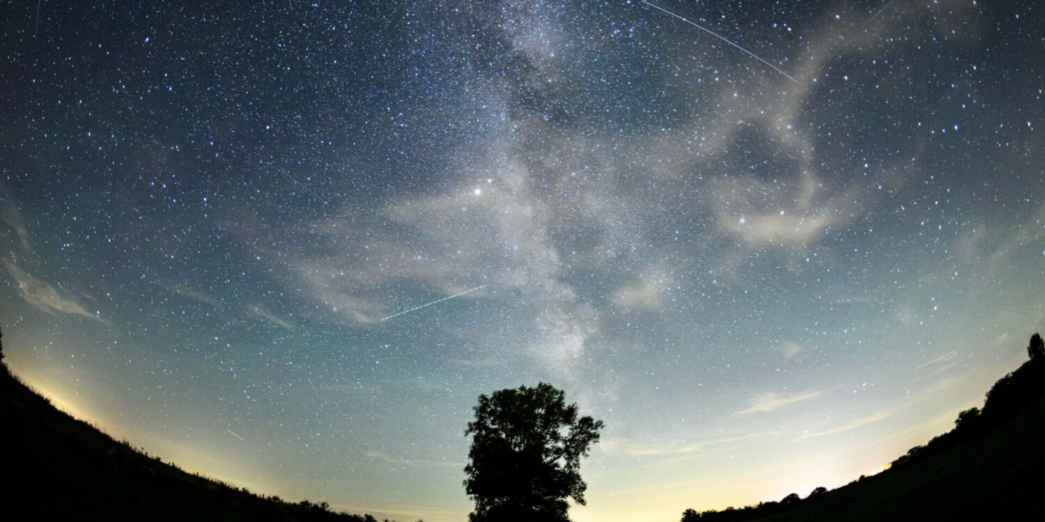 Nachthimmel voller Lichtspuren über Schleswig-Holstein