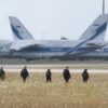 Polizisten suchen am Leipziger Flughafen nach einer zweiten Drohne.
