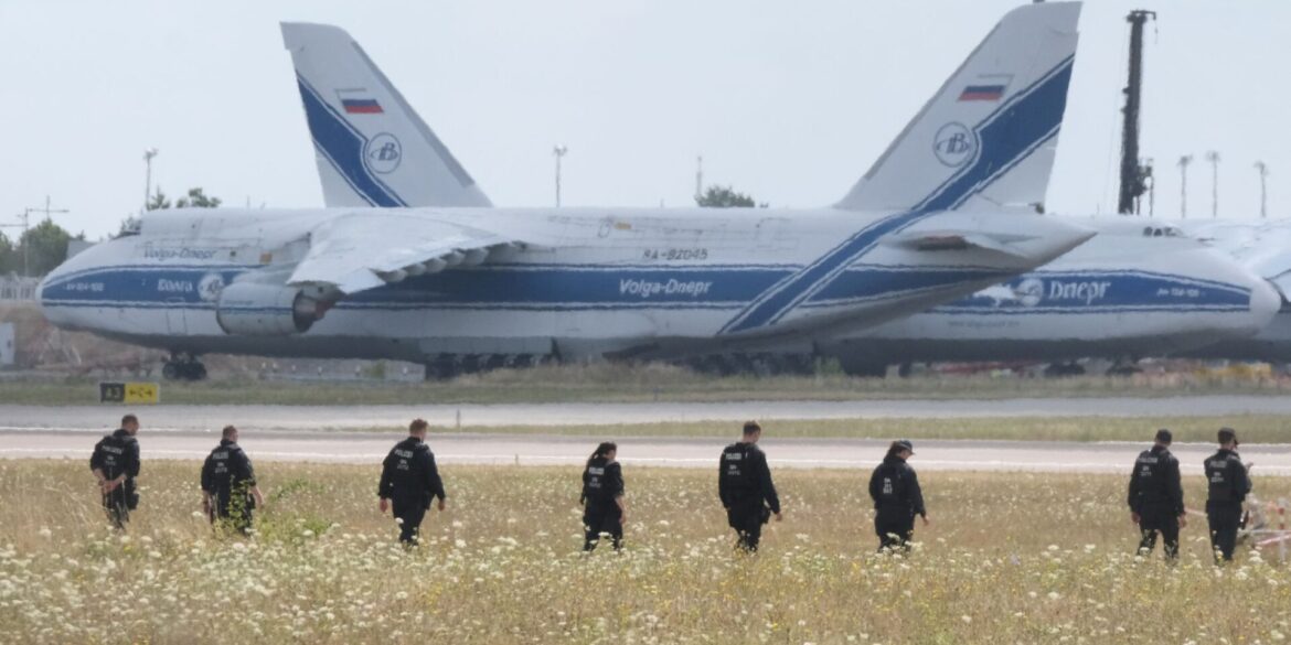 Polizisten suchen am Leipziger Flughafen nach einer zweiten Drohne.