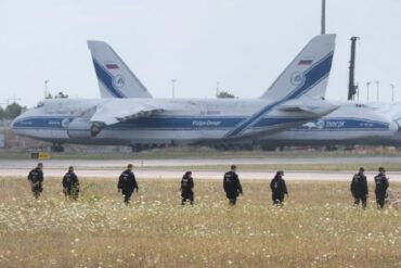 Polizisten suchen am Leipziger Flughafen nach einer zweiten Drohne.