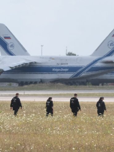 Polizisten suchen am Leipziger Flughafen nach einer zweiten Drohne.