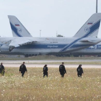 Polizisten suchen am Leipziger Flughafen nach einer zweiten Drohne.