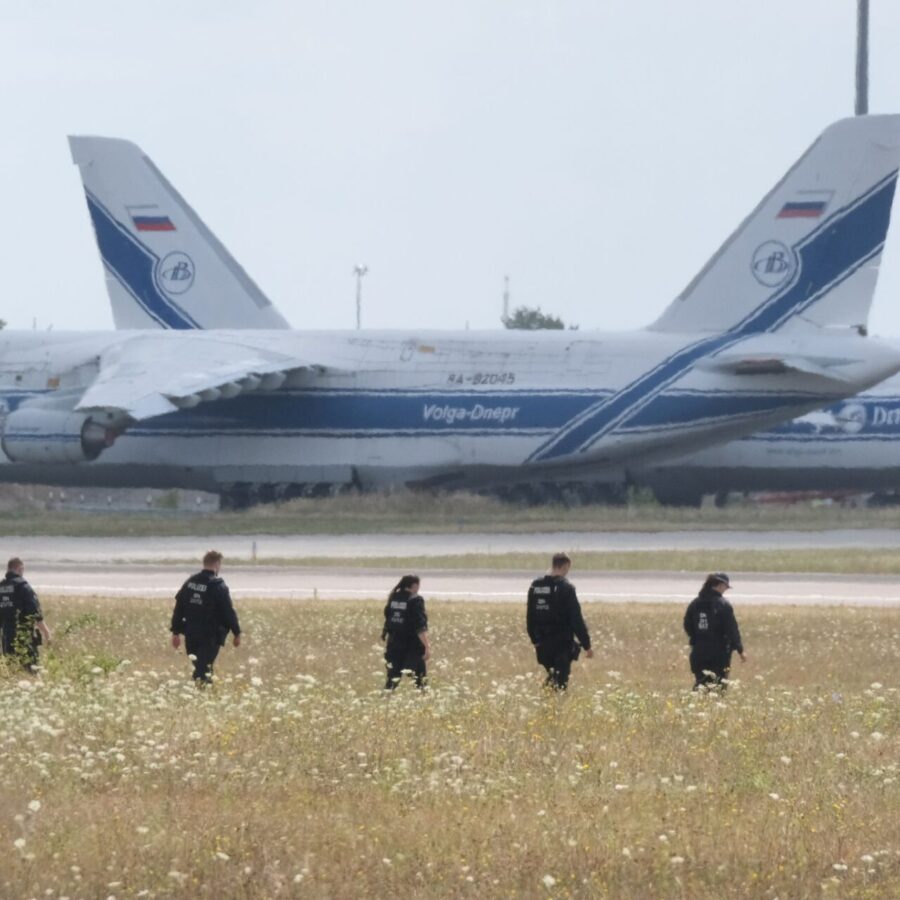Polizisten suchen am Leipziger Flughafen nach einer zweiten Drohne.
