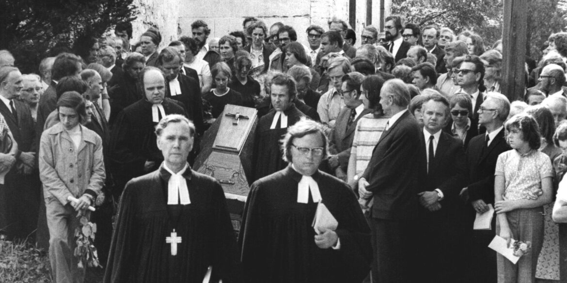 Einige Tage nach der Selbstverbrennung des Geistlichen zog seine Beisetzung Hunderte von Menschen an. (Archivbild)