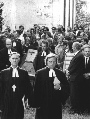 Einige Tage nach der Selbstverbrennung des Geistlichen zog seine Beisetzung Hunderte von Menschen an. (Archivbild)