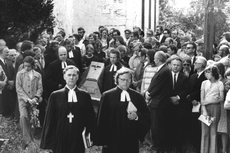 Einige Tage nach der Selbstverbrennung des Geistlichen zog seine Beisetzung Hunderte von Menschen an. (Archivbild)