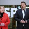 Wie lange bleiben Bärbel Bas und Lars Klingbeil - hier nach der verlorenen Landtagswahl in Rheinland-Pfalz - an der SPD-Spitze? (Archivfoto)