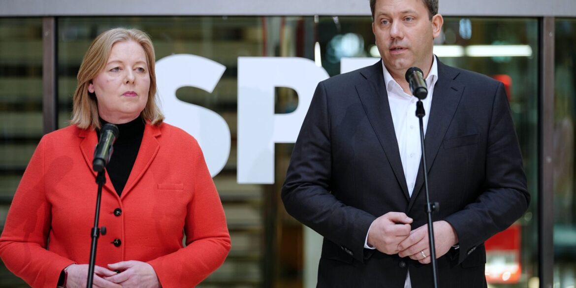 Wie lange bleiben Bärbel Bas und Lars Klingbeil - hier nach der verlorenen Landtagswahl in Rheinland-Pfalz - an der SPD-Spitze? (Archivfoto)