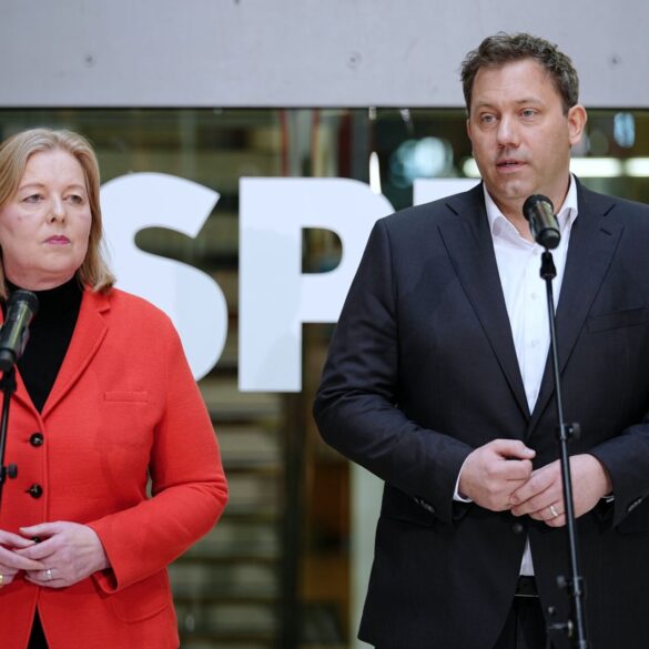 Wie lange bleiben Bärbel Bas und Lars Klingbeil - hier nach der verlorenen Landtagswahl in Rheinland-Pfalz - an der SPD-Spitze? (Archivfoto)