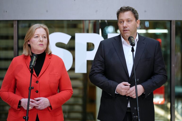 Wie lange bleiben Bärbel Bas und Lars Klingbeil - hier nach der verlorenen Landtagswahl in Rheinland-Pfalz - an der SPD-Spitze? (Archivfoto)