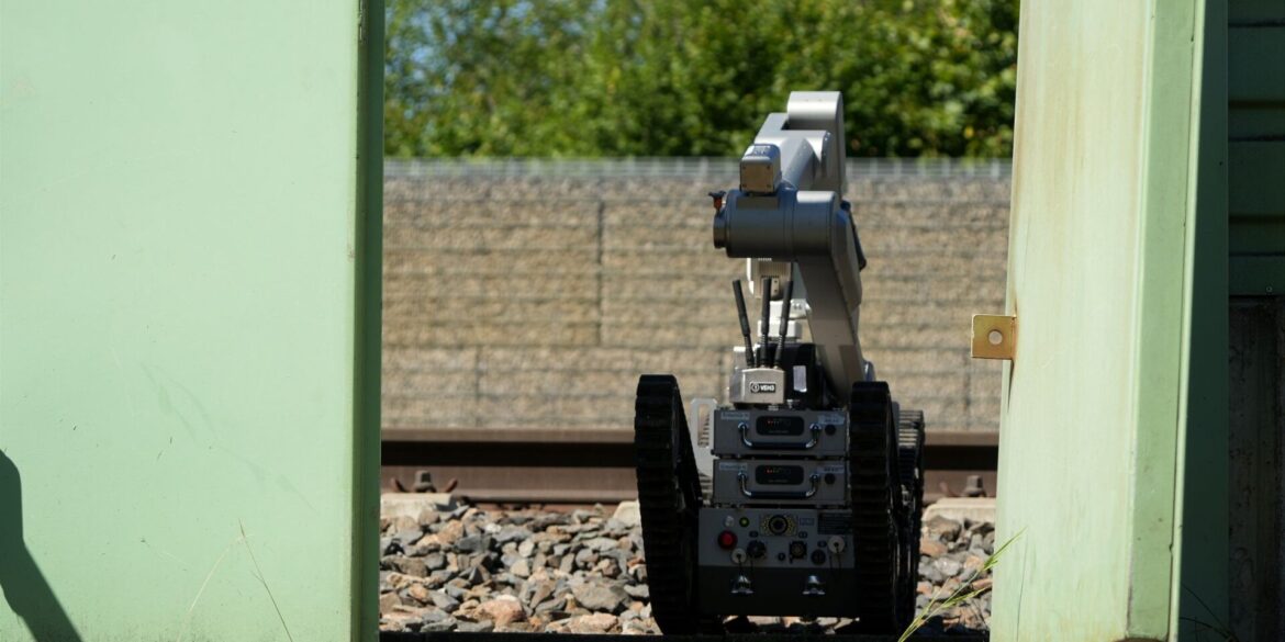 Ein Roboter ist auf dem Bahnhofsgelände im Einsatz.