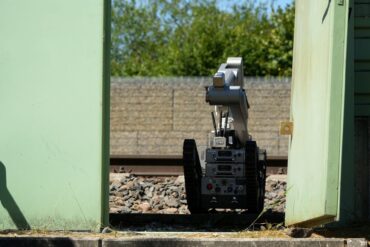 Ein Roboter ist auf dem Bahnhofsgelände im Einsatz.