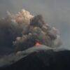 Lavaströme und Asche steigen aus dem Krater des Vulkans Fuego in Guatemala auf.