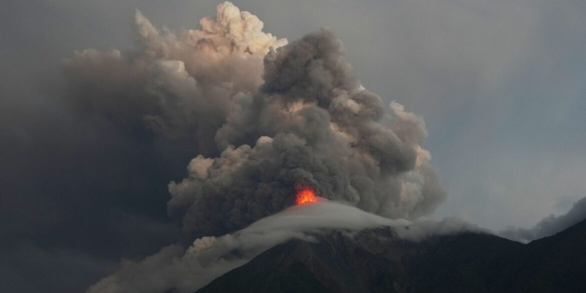 Lavaströme und Asche steigen aus dem Krater des Vulkans Fuego in Guatemala auf.