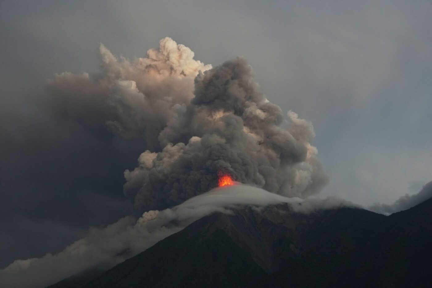 Lavaströme und Asche steigen aus dem Krater des Vulkans Fuego in Guatemala auf.
