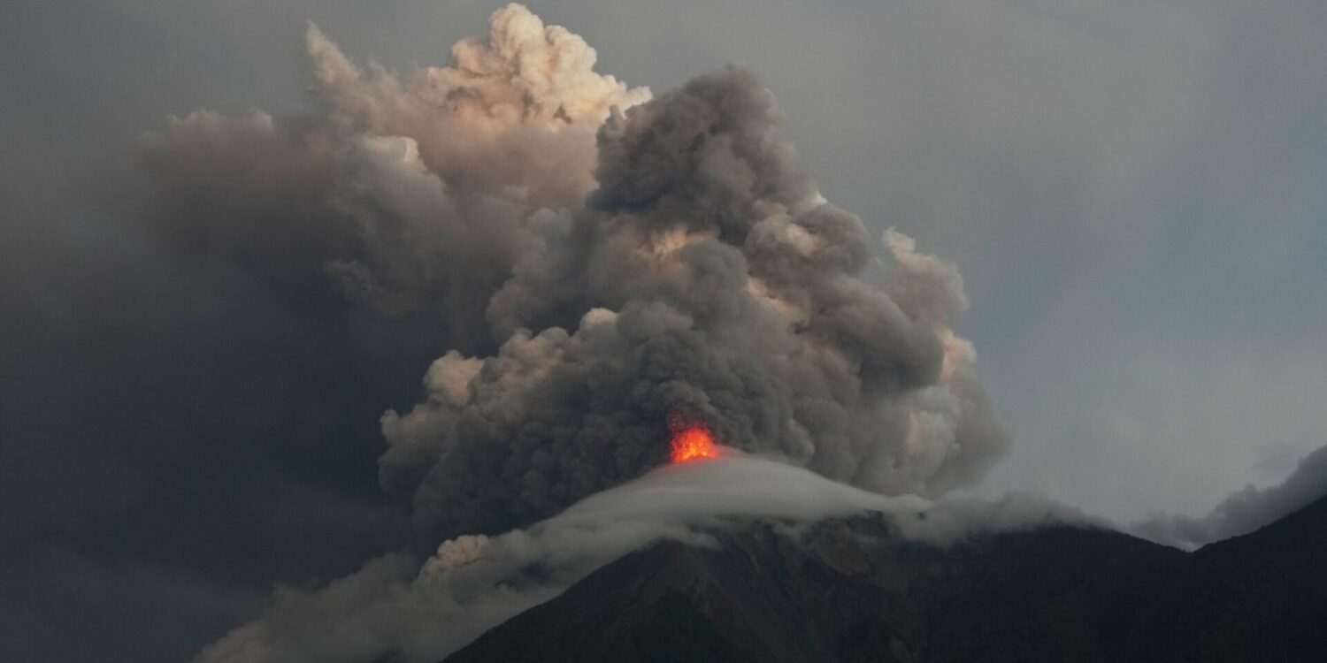 Lavaströme und Asche steigen aus dem Krater des Vulkans Fuego in Guatemala auf.