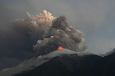 Lavaströme und Asche steigen aus dem Krater des Vulkans Fuego in Guatemala auf.