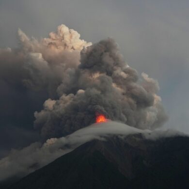 Lavaströme und Asche steigen aus dem Krater des Vulkans Fuego in Guatemala auf.
