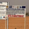 Auf dem Gelände eines Lagers für Flüchtlinge aus dem Sudan im Osten des Tschads stehen die Logos von Hilfsorganisationen, die dort im Einsatz sind. (Archivbild)