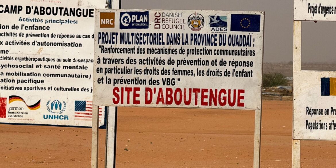 Auf dem Gelände eines Lagers für Flüchtlinge aus dem Sudan im Osten des Tschads stehen die Logos von Hilfsorganisationen, die dort im Einsatz sind. (Archivbild)