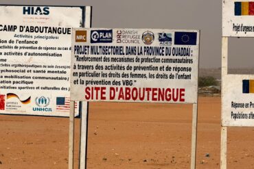 Auf dem Gelände eines Lagers für Flüchtlinge aus dem Sudan im Osten des Tschads stehen die Logos von Hilfsorganisationen, die dort im Einsatz sind. (Archivbild)
