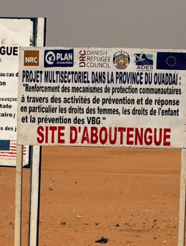 Auf dem Gelände eines Lagers für Flüchtlinge aus dem Sudan im Osten des Tschads stehen die Logos von Hilfsorganisationen, die dort im Einsatz sind. (Archivbild)