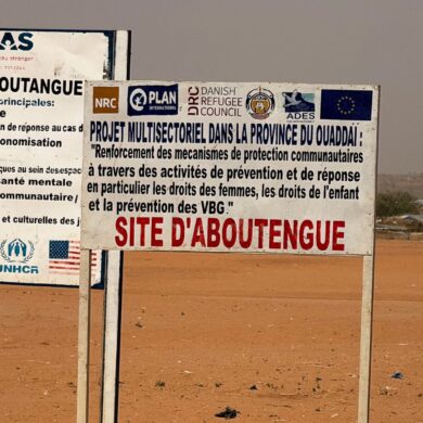 Auf dem Gelände eines Lagers für Flüchtlinge aus dem Sudan im Osten des Tschads stehen die Logos von Hilfsorganisationen, die dort im Einsatz sind. (Archivbild)