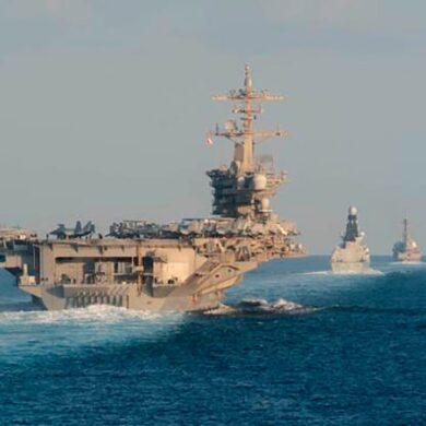 Mit dem US-Flugzeugträger USS Abraham Lincoln (vorn links) haben die USA bereits Anfang des Jahres ihre Präsenz im Nahen Osten verstärkt. (Archivbild)